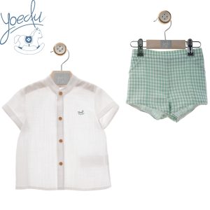 Pantalón vichy verde y camisa blanca