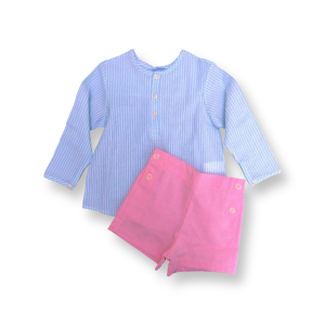 Pantalón rosa  y camisa rayada verde agua