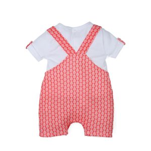 Peto rojo con motivos decorativos en blanco y camiseta a juego