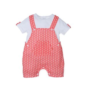 Peto rojo con motivos decorativos en blanco y camiseta a juego